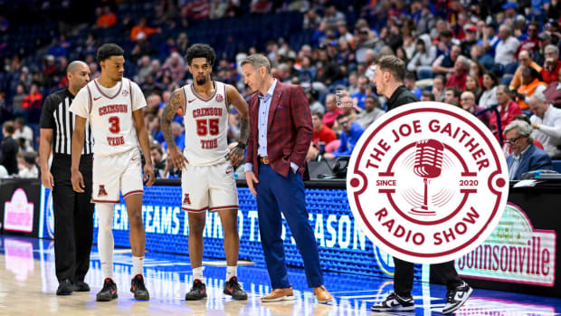 Mar 15, 2024; Nashville, TN, USA; Alabama Crimson Tide head coach Nate Oats talks with guard Rylan Griffen (3) and cc35 during a time out against the Florida Gators during the second half at Bridgestone Arena. Mandatory Credit: Steve Roberts-USA TODAY Sports